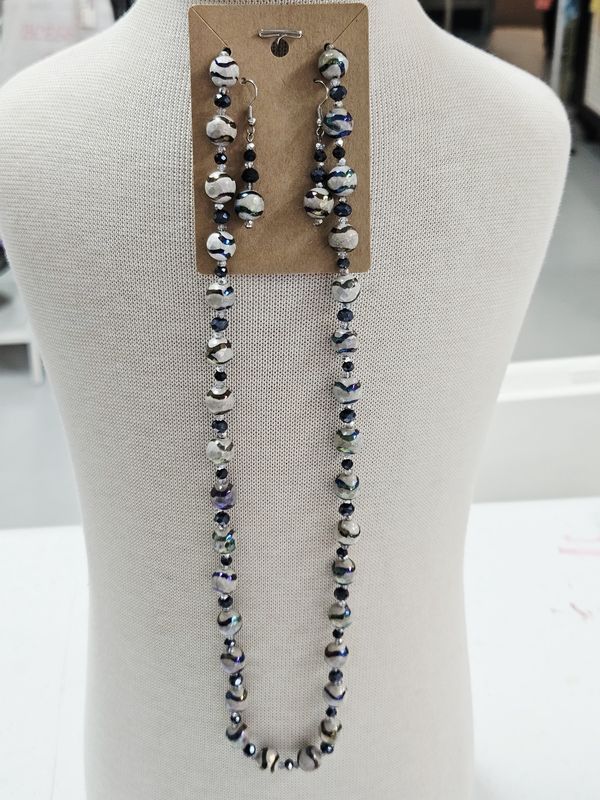 Irridescent wavy design beaded necklace and earring set