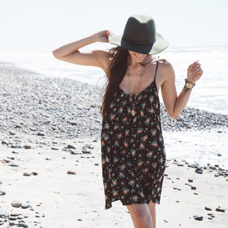 MUSTER. Schwarzes Kleid