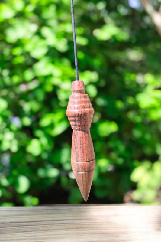 Péndulo de Autor "Anubis" en Madera de Nogal