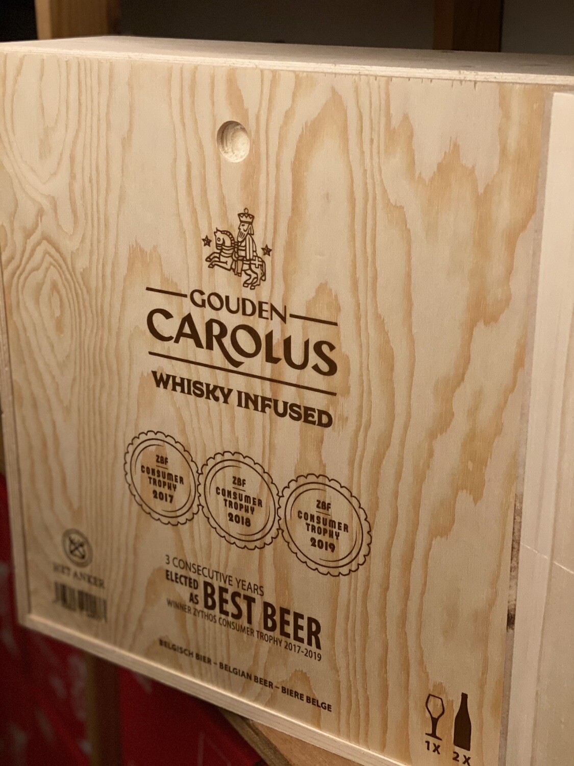 Giftbox Gouden Carolus Whiskey Infused 2x75 cl + glas in houten kist