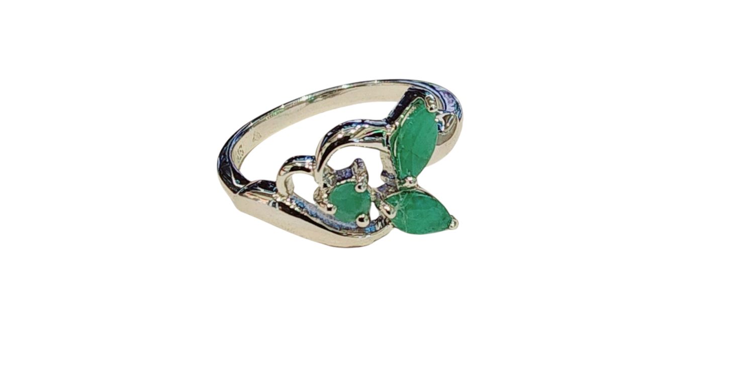 Emerald Ring in 925 0106 SZ 8