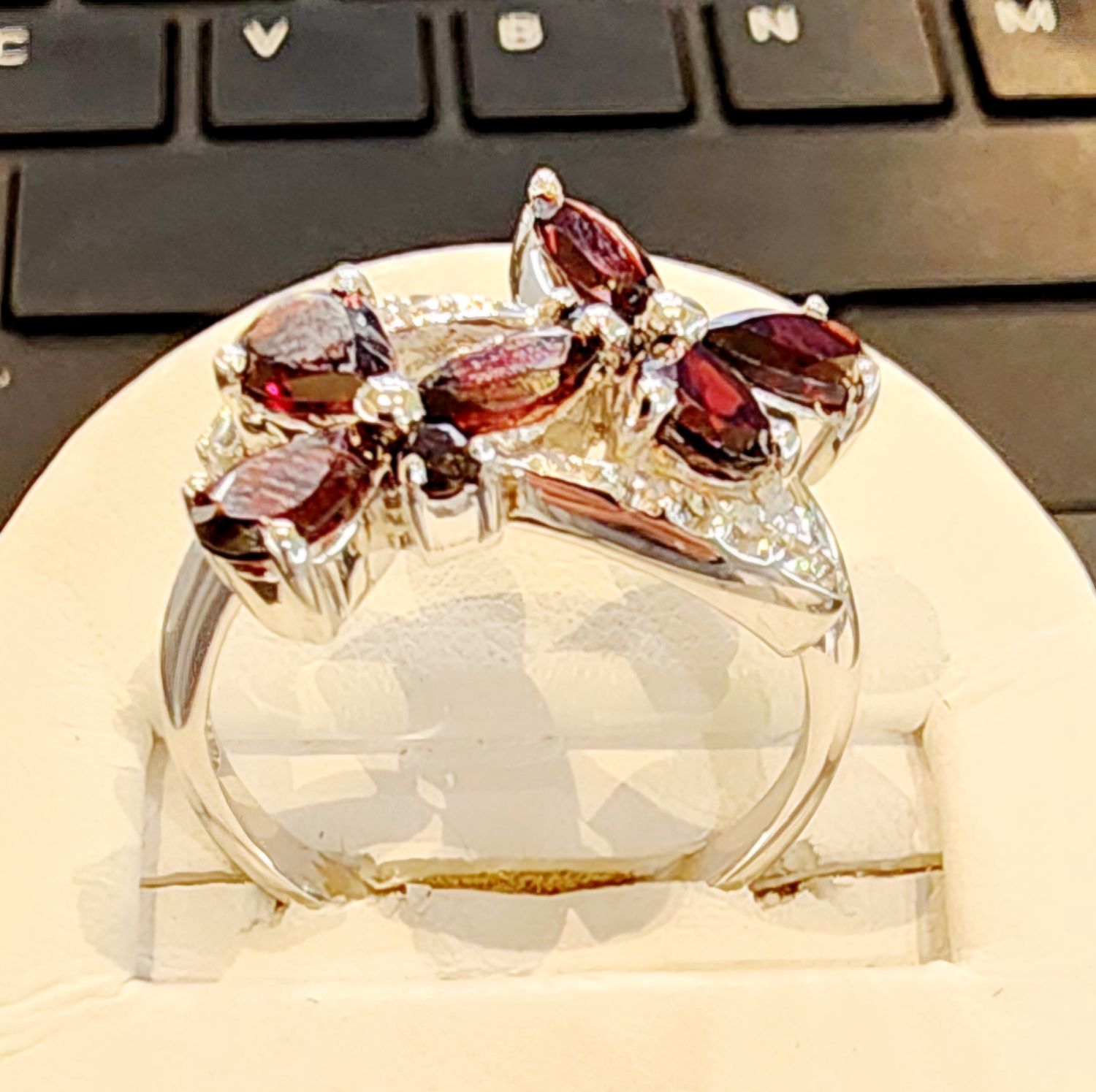 Garnet Ring in 925 0131 sz 7.5