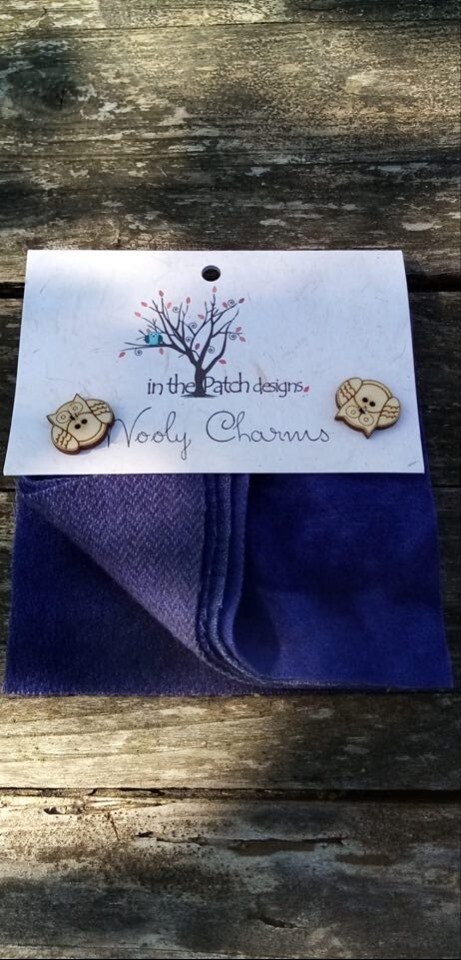 WOOLY CHARMS DONKERBLAUW