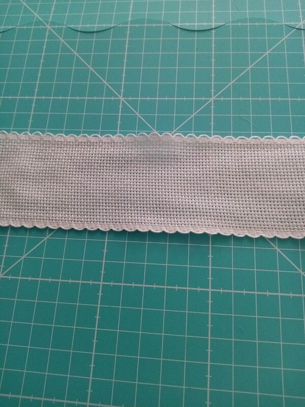 WITTE AIDABAND 5CM BREED (6.3 KRUISJES PER CM) - PER METER