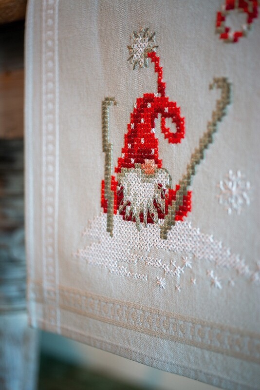 LOPER KIT KERSTKABOUTERS OP SKI&#39;S