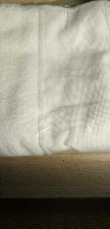 GEBROKEN WITTE HANDDOEK MET AIDABOORD 50 X 1CM