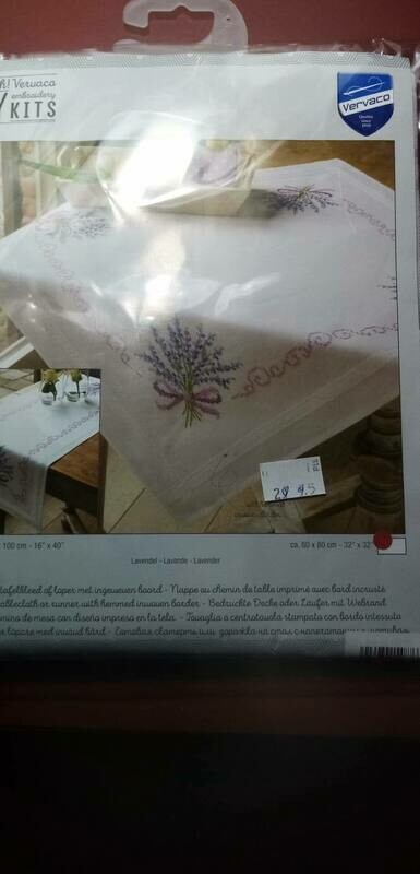 VOORGEDRUKTE TAFELDOEK IN KRUISSTEEK 80X80CM