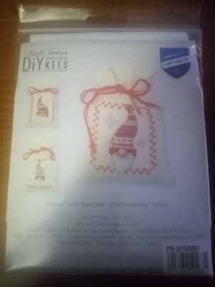 kruidenzakjes 3 stuks met kerstkabouters in kruissteek