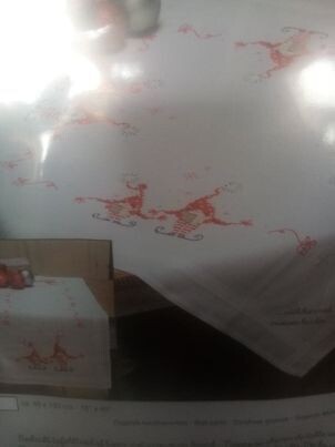 zingende kerstkabouters voorgedrukte kruisstee tafeldoek 
80x80 cm vervaco   pn-0158016