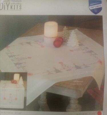 kerstbomen in rood/grijs voorgedrukte kruissteek tafeldoek
80x80cm vervaco pn-0166603