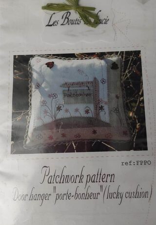 FPPO DEURHANGER IN PATCHWORK =patroon met enkele benodigheden  22X23CM