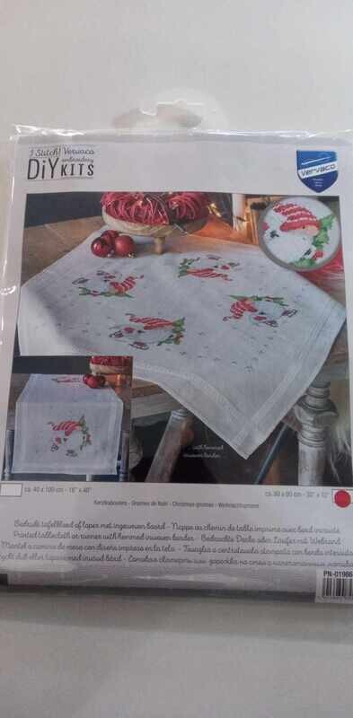 &#39;kerstkabouters&#39;  VERVACO
tafeldoek met voorgedrukte kruissteek=wit
80x80cm
