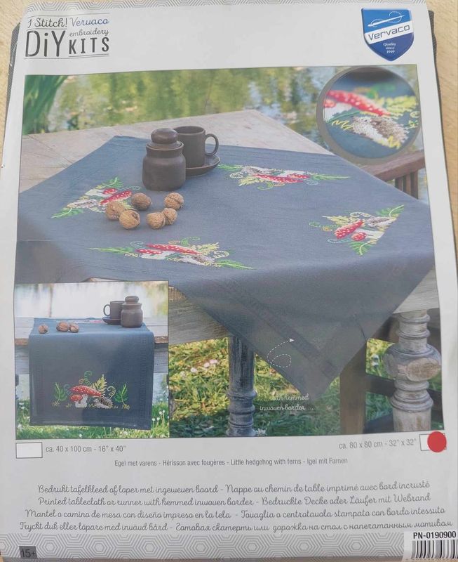 &#39;egel met varens&#39; VERVACO kleur:donker grijs
 voorgedrukte tafeldoek
met kruissteek 80x80cm