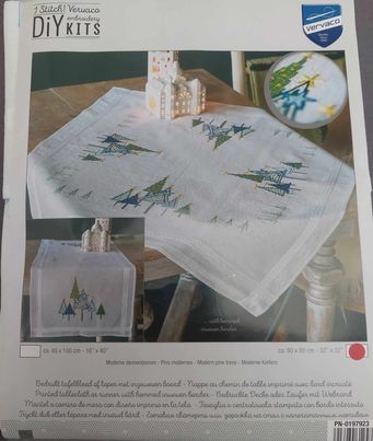 &#39;moderne dennenbomen&#39;  VERVACO
80x80cm 
voorgedrukte tafeldoek kruissteek en stiksteek