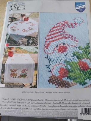 &#39;Gnome met rendier&#39; VERVACO  
Tafeldoek met voorgedrukte kruissteek=wit
80x80cm