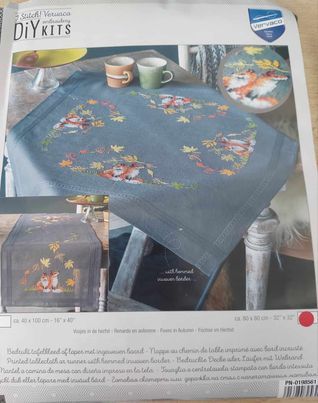 &#39;vosjes in de herfst&#39; VERVACO
voorgedrukte tafeldoek met kruissteek= donker grijs
80x80cm