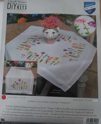 &#39;lente bloemen&#39; VERVACO
voorgedrukte loper om te borduren=wit
40x100cm