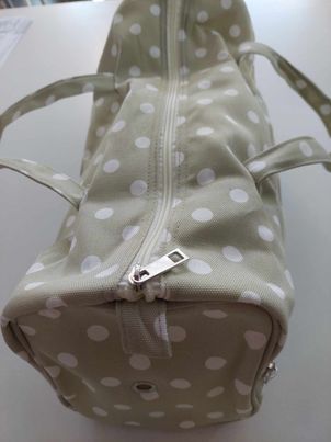 BREIZAK MET  WITTE BOLLETJES OP  GROENE ONDERGROND