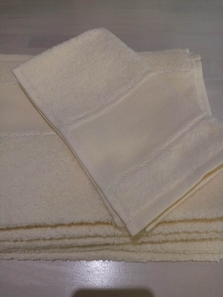 ECRU GASTENDOEKJES MET AIDABOORD 30X50CM