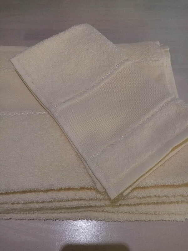 ECRU GASTENDOEKJES MET AIDABOORD 30X50CM