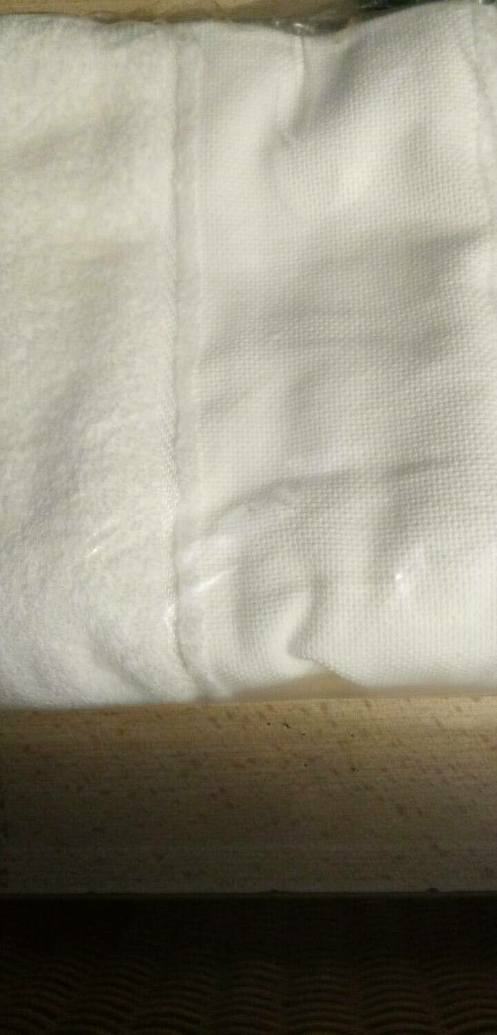 GEBROKEN WITTE HANDDOEK MET AIDABOORD 50 X 1CM