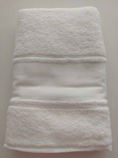 groot wit badlaken met aidaboordn 70x140cm