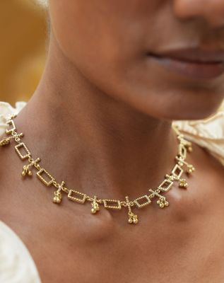 model wearing christine bekaert jewelry handcrafted gold-plated Nanna necklace with gold beads and adjustable size