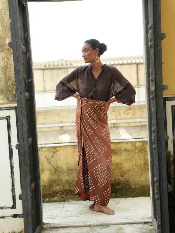 Model wearing statement wrap around skirt with brown tie&amp;die print designed by Christine Bekaert, unique piece in silk