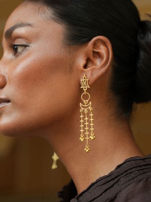 model wearing christine bekaert jewelry handcrafted gold-plated long Nanna large earrings with star design 
