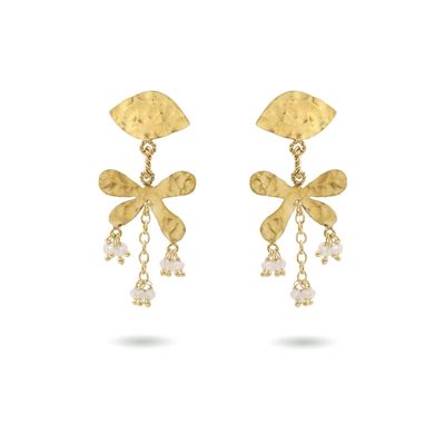 Product shot of small flower earrings with amethyst by Belgian Christine Bekaert handcrafted statement jewelry 