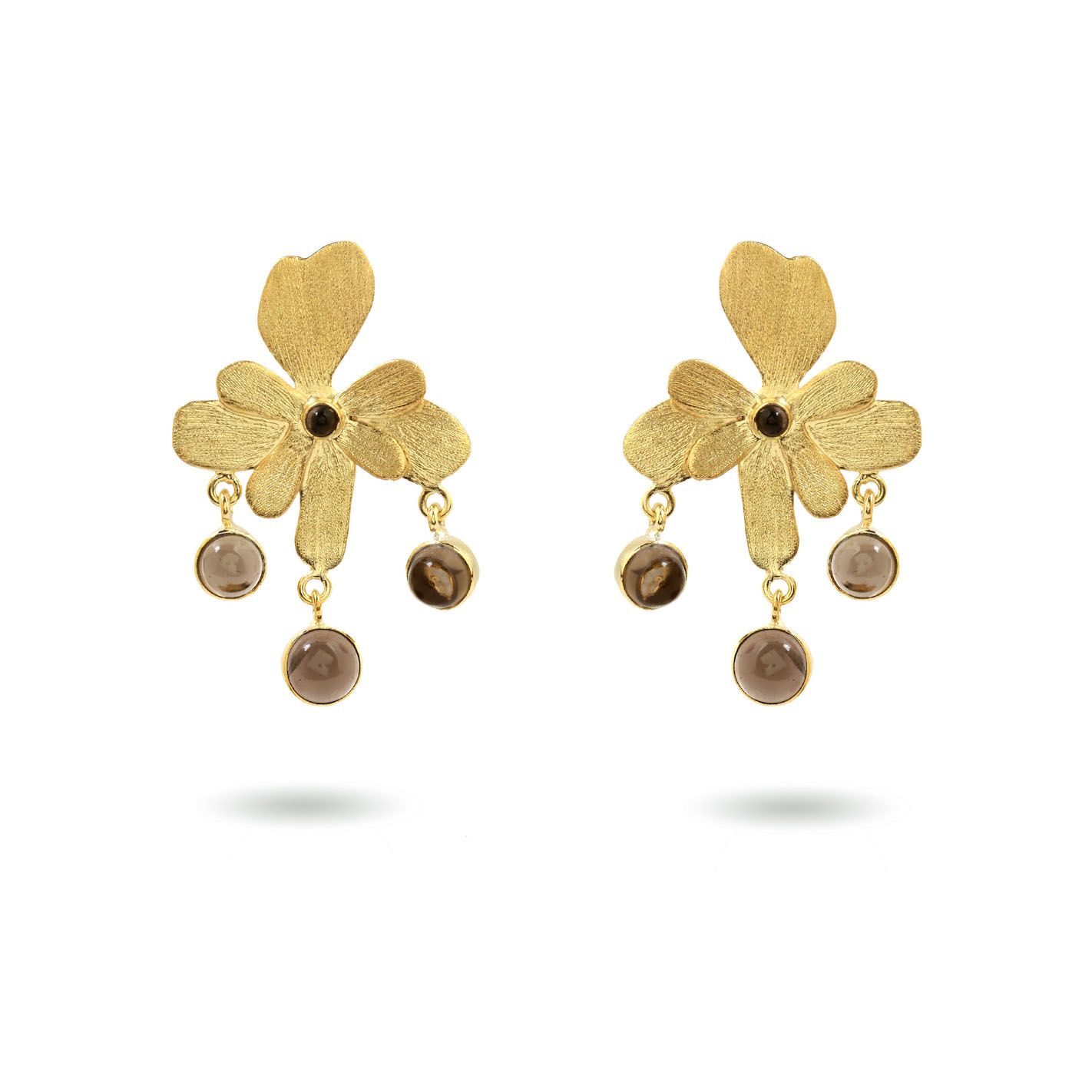 Product shot of medium flower earrings with pearl by Belgian Christine Bekaert handcrafted statement jewelry 