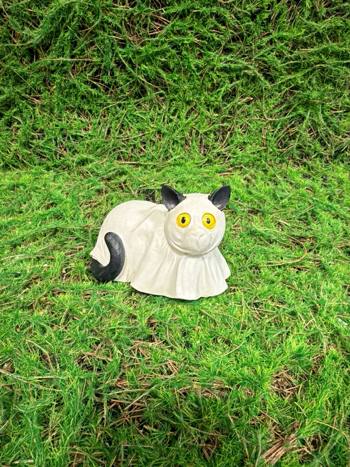 Laying Halloween Cat (Resin)
