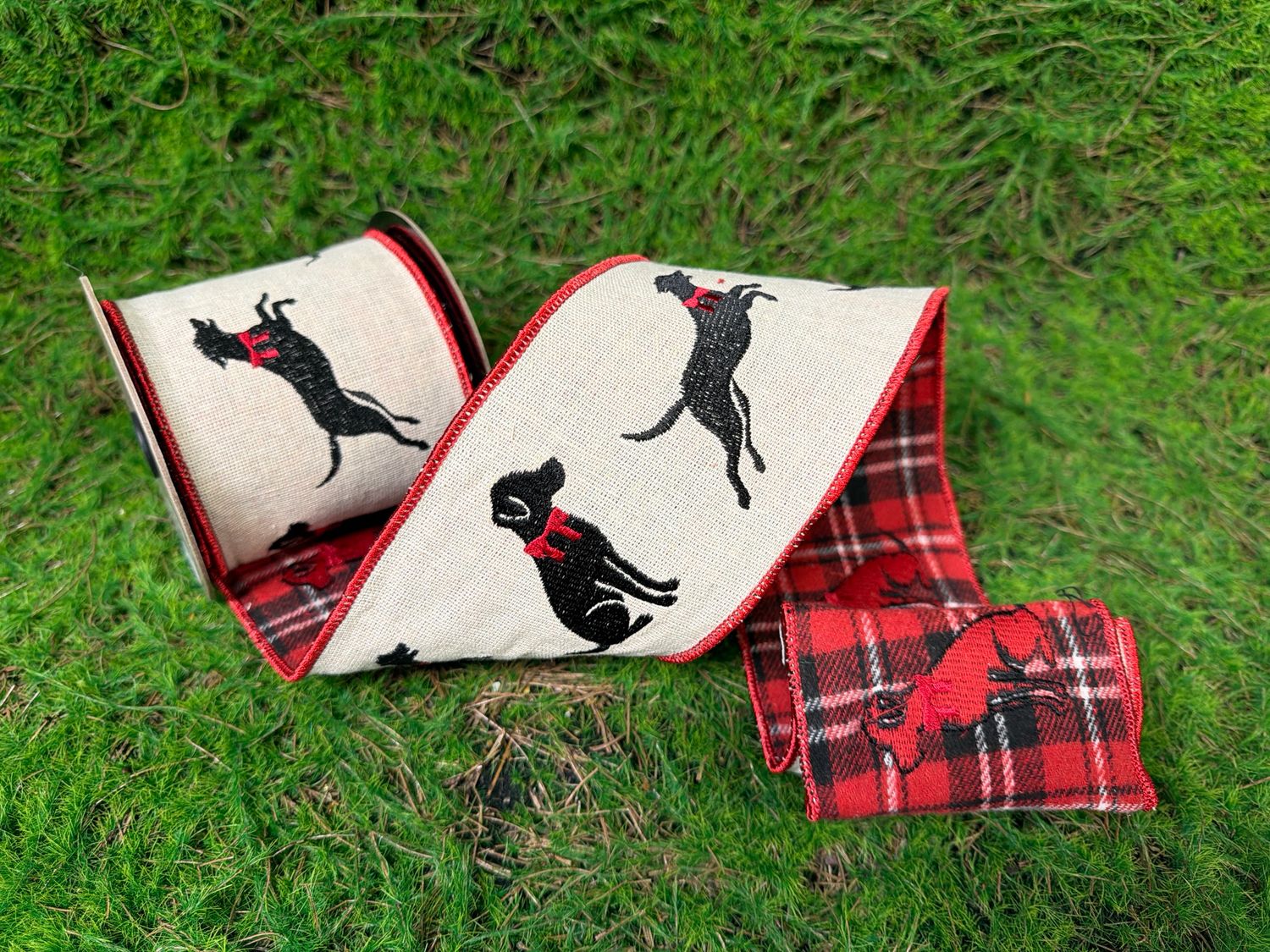 Natural Linen Embroidery Black Lab/Red Bow Plaid Back 4x5yd