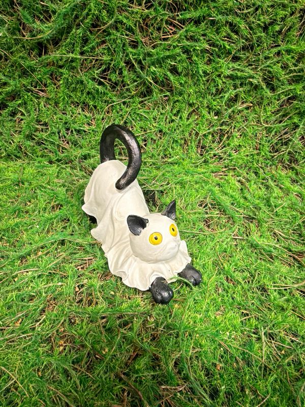 Resin Stretching Halloween Cat