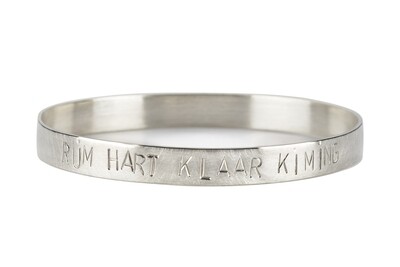 Armreif aus Silber mit dem Schriftzug: RÜM HART KLAAR KIMING.