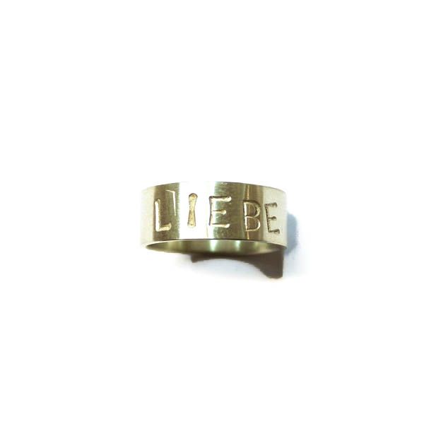 Silberring mit der gravierten Aufschrift: Liebe.