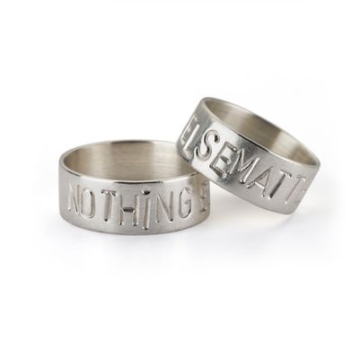 Partnerringe aus Silber, liegend. Mit dem Schriftzug: Nothing else matters.