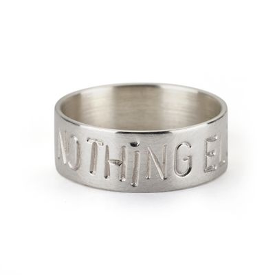 Silberring mit dem Schriftzug NOTHING ELSE MATTERS.