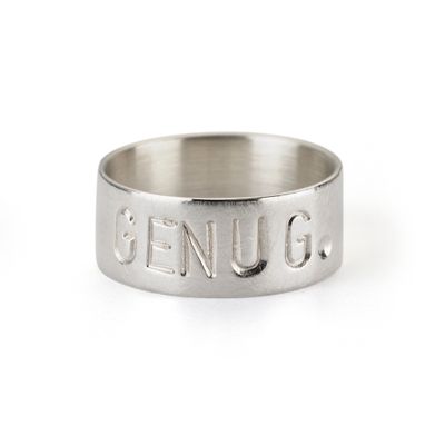 Ring aus recyceltem Silber mit der Gravur : GENUG.