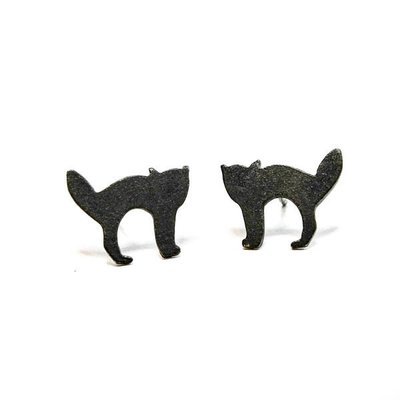 Ohrstecker aus Silber in Form von schwarzen Katzen.