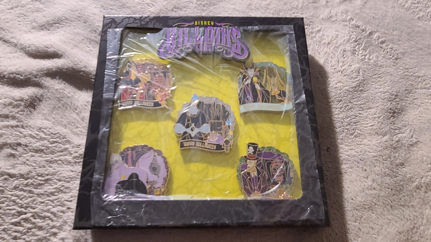 Disney Villain Lairs LE 1500 pin set