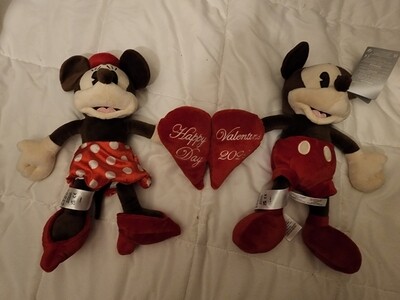 Mickey &amp; Minnie Mouse Valentine&#39;s Day 2022 plush set