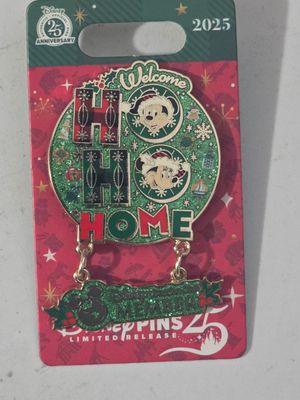 DISNEY VACATION CLUB MEMBER HO HO HOME CHRISTMAS DANGLE LIMITED PIN, 2025, NEW