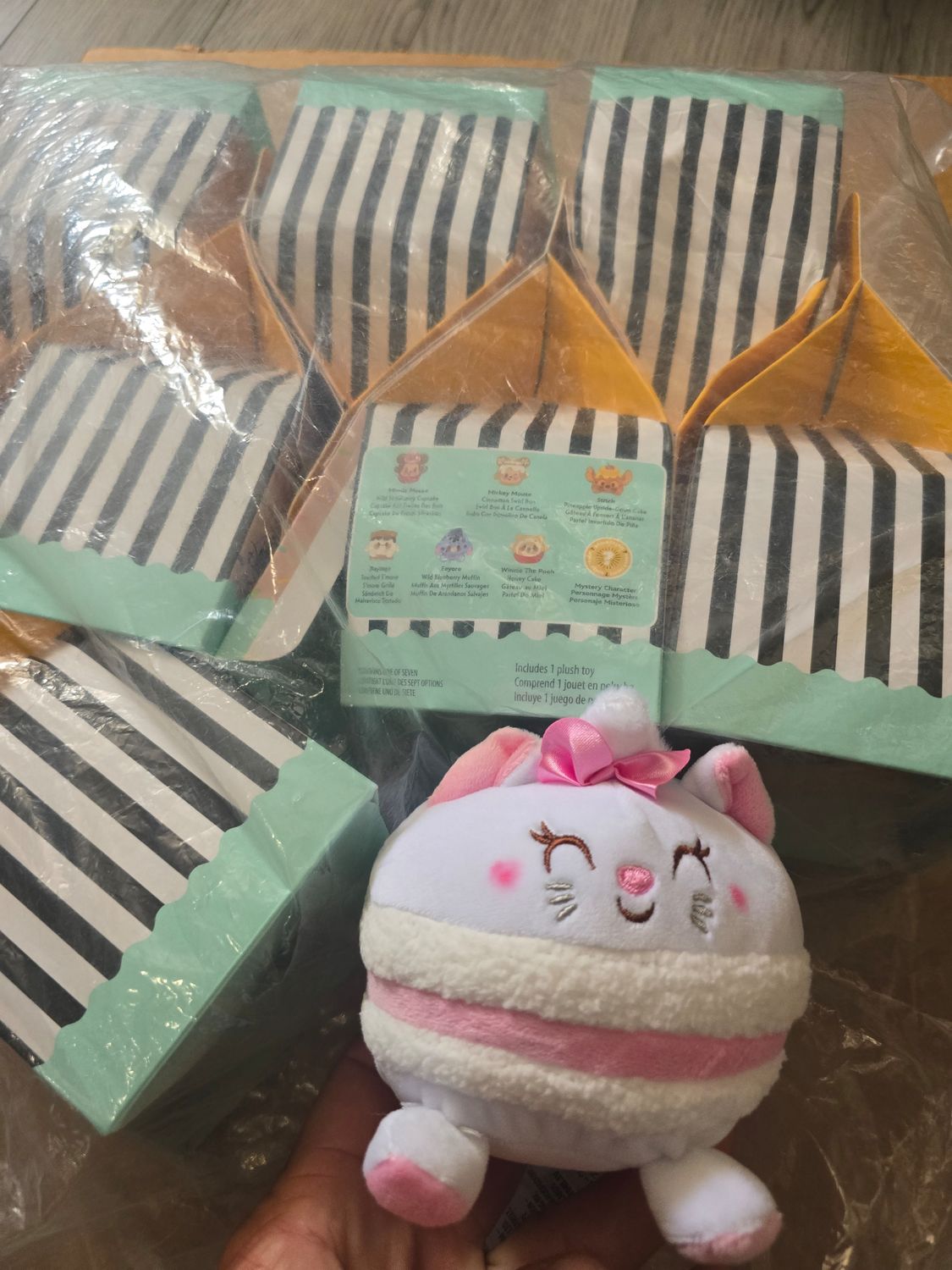 Disney Munchlings Baked Treats plush set with Marie chaser
