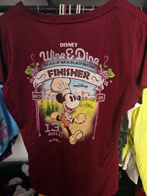 Disney runDisney Wine &amp; Dine Half Marathon 2018 Finisher V-Neck Tee M