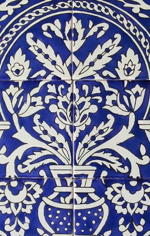 Nahaufnahme der kobaltblauen Glasur und der feinen weißen Ornamente auf der handgefertigten Keramikfliese