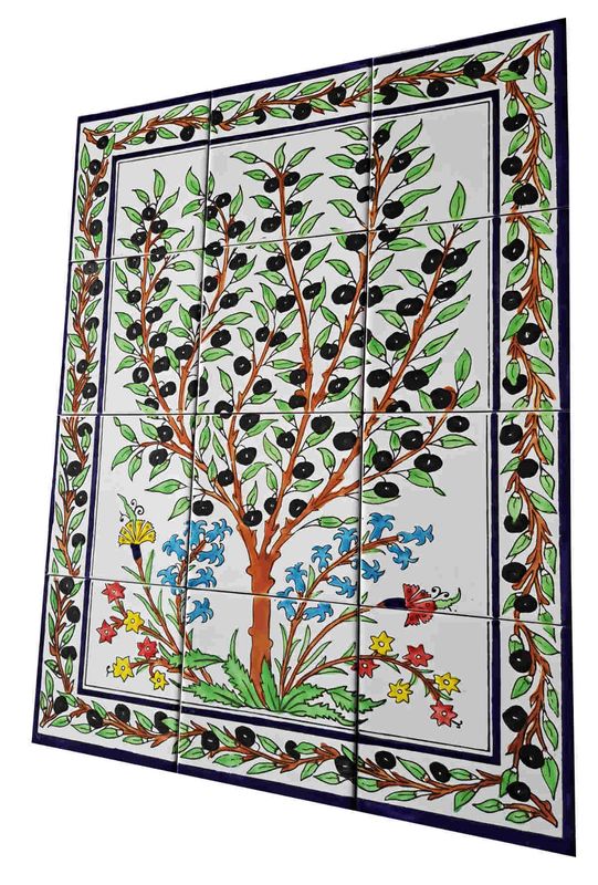 Detailaufnahme der handbemalten Olivenzweige und bunten Frühlingsblumen auf glänzender Keramikfliese