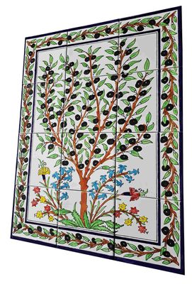 Gros plan des branches d'olivier peintes à la main et des fleurs printanières colorées sur carreau de céramique brillant
