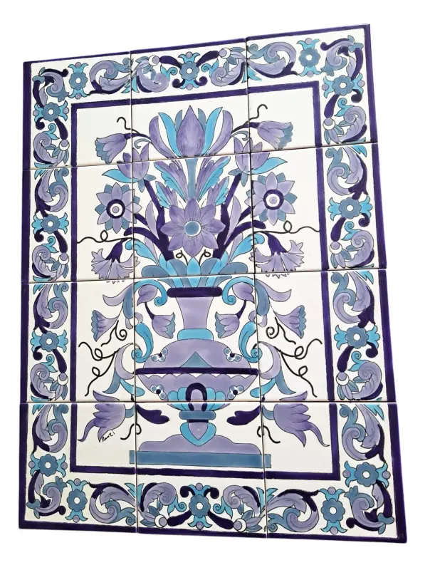 Detailansicht der handbemalten Keramikvase mit Künstlersignatur und Ornamenten.