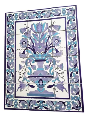 Detailansicht der handbemalten Keramikvase mit Künstlersignatur und Ornamenten.